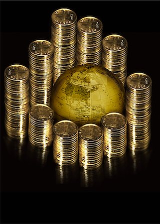 Stack of coins around a globe Foto de stock - Sin royalties Premium, Código: 630-06721963