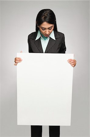 simsearch:630-06722085,k - Businesswoman holding a placard Photographie de stock - Premium Libres de Droits, Code: 630-06721996