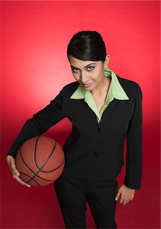 simsearch:630-06722085,k - Portrait of a businesswoman holding a basketball Photographie de stock - Premium Libres de Droits, Code: 630-06722024