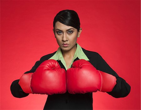 enérgico - Portrait of a businesswoman wearing boxing gloves Foto de stock - Sin royalties Premium, Código: 630-06722025
