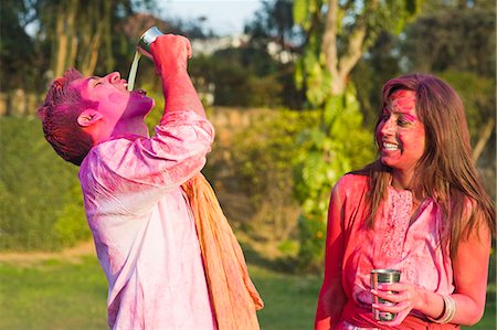 simsearch:6102-04929426,k - Couple celebrating Holi with glass of bhang Stock Photo - Premium Royalty-Free, Code: 630-06722108