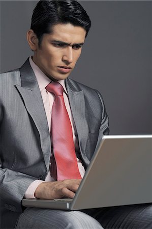 simsearch:630-06724909,k - Businessman working on a laptop Photographie de stock - Premium Libres de Droits, Code: 630-06722212