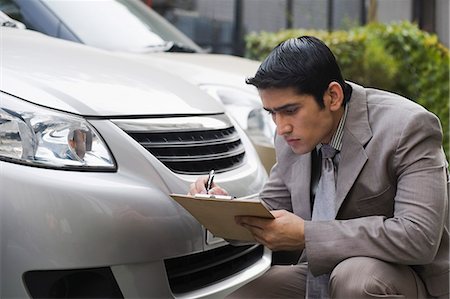 simsearch:630-06724627,k - Insurance adjuster inspecting a car Foto de stock - Sin royalties Premium, Código: 630-06722247