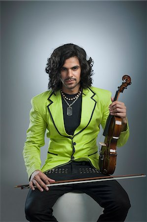 simsearch:630-06722257,k - Portrait of a man holding a violin Foto de stock - Royalty Free Premium, Número: 630-06722278
