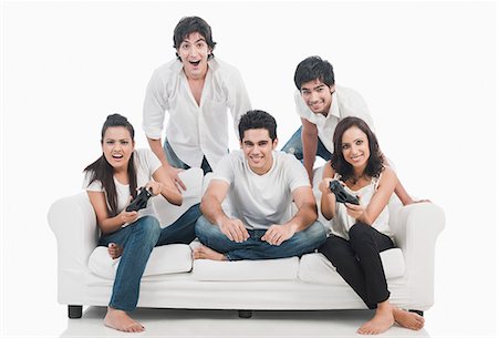 Friends playing video game Foto de stock - Sin royalties Premium, Código: 630-06722416