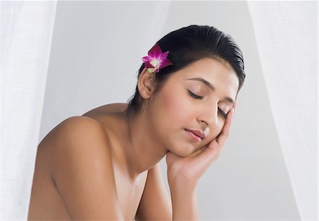 simsearch:630-06721860,k - Woman receiving spa treatment with her eyes closed Foto de stock - Sin royalties Premium, Código: 630-06722485