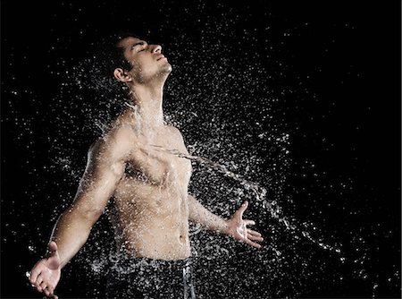 simsearch:630-06722667,k - Bare chested man splashed with water Foto de stock - Royalty Free Premium, Número: 630-06722700