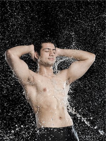 simsearch:6108-06905393,k - Bare chested man splashed with water Photographie de stock - Premium Libres de Droits, Code: 630-06722702