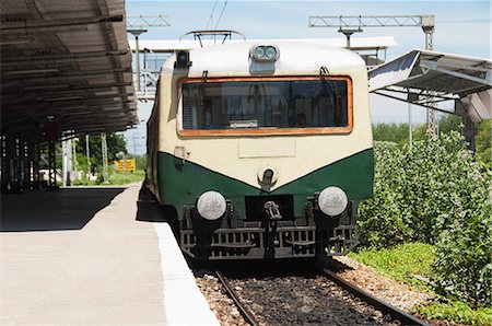 Train at a railroad station, Kanchipuram, Tamil Nadu, India Foto de stock - Sin royalties Premium, Código: 630-06722944