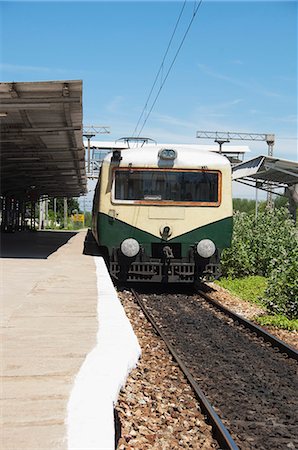 pendlerzug - Train at a railroad station, Kanchipuram, Tamil Nadu, India Stockbilder - Premium RF Lizenzfrei, Bildnummer: 630-06722945