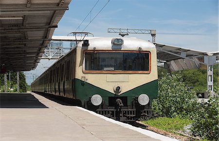 Train at a railroad station, Kanchipuram, Tamil Nadu, India Photographie de stock - Premium Libres de Droits, Code: 630-06722943