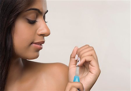 Woman filing her fingernails Photographie de stock - Premium Libres de Droits, Code: 630-06722954