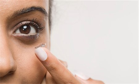 Woman putting on contact lens Photographie de stock - Premium Libres de Droits, Code: 630-06722963
