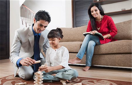 simsearch:630-06722999,k - Woman looking at her daughter playing Jenga with her father Photographie de stock - Premium Libres de Droits, Code: 630-06723010