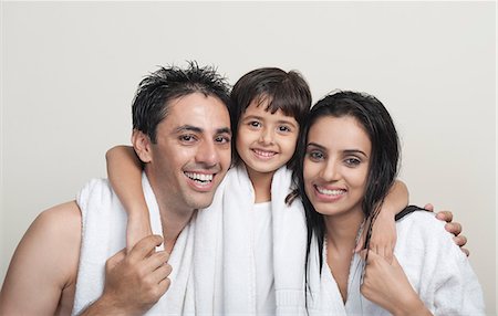 simsearch:630-06722999,k - Portrait of a couple smiling with their daughter Photographie de stock - Premium Libres de Droits, Code: 630-06723075