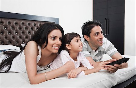 simsearch:630-06722982,k - Family watching television Photographie de stock - Premium Libres de Droits, Code: 630-06723081