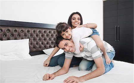 piggy back ride mom and child - Family enjoying in a bedroom Foto de stock - Sin royalties Premium, Código: 630-06723082