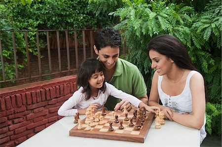 Girl playing chess with her parents Foto de stock - Sin royalties Premium, Código: 630-06723117