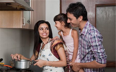 Family in the kitchen Photographie de stock - Premium Libres de Droits, Code: 630-06723127