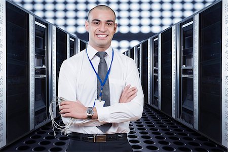 engineer standing with arms crossed - Portrait of a technician smiling in a server room Photographie de stock - Premium Libres de Droits, Code: 630-06723215