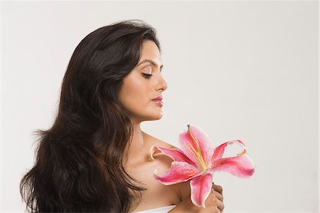 estambre - Close-up of a woman holding a Tiger Lily flower Foto de stock - Sin royalties Premium, Código: 630-06723346