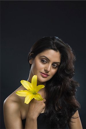 simsearch:630-06721903,k - Close-up of a woman holding a Tiger Lily flower Foto de stock - Sin royalties Premium, Código: 630-06723355