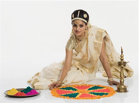 Indian woman in traditional clothing making rangoli at Durga festival Foto de stock - Sin royalties Premium, Código: 630-06723364