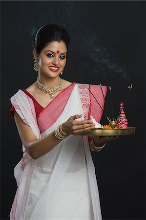 Indian woman in traditional clothing holding religious offering Foto de stock - Sin royalties Premium, Código: 630-06723387