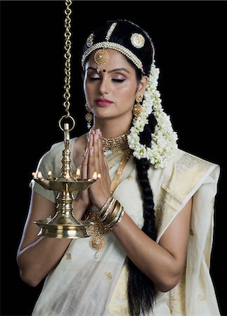 Indian woman in traditional clothing praying at Durga puja festival Foto de stock - Sin royalties Premium, Código: 630-06723381