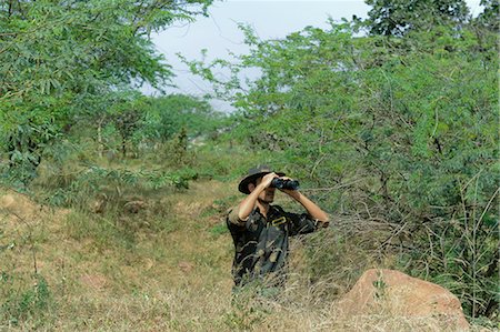 people searching forest - Soldier looking through binoculars in a forest Photographie de stock - Premium Libres de Droits, Code: 630-06723470