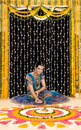 Woman holding an oil lamp in Diwali festival Foto de stock - Sin royalties Premium, Código: 630-06723566