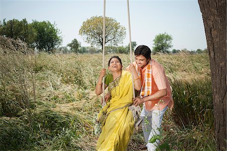 empuje - Farmer pushing his wife on a swing in the field, Sohna, Haryana, India Foto de stock - Sin royalties Premium, Código: 630-07071143