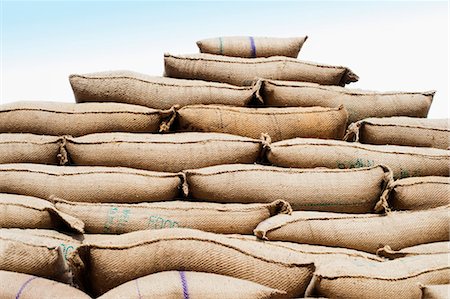 paca de heno - Stacks of wheat sacks in a warehouse, Anaj Mandi, Sohna, Gurgaon, Haryana, India Foto de stock - Sin royalties Premium, Código: 630-07071162