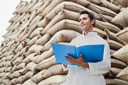 dossier de classement - Man standing with a file in grains market, Anaj Mandi, Sohna, Gurgaon, Haryana, India Photographie de stock - Premium Libres de Droits, Code: 630-07071188