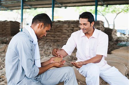 simsearch:630-07071194,k - Man showing sample of wheat to a customer, Anaj Mandi, Sohna, Gurgaon, Haryana, India Stock Photo - Premium Royalty-Free, Code: 630-07071197