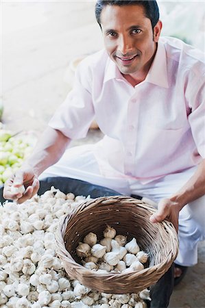 simsearch:630-03480456,k - Man picking garlic bulbs from a market stall, Sohna, Gurgaon, Haryana, India Photographie de stock - Premium Libres de Droits, Code: 630-07071198