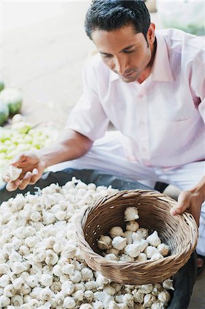 simsearch:857-03193142,k - Man picking garlic bulbs from a market stall, Sohna, Gurgaon, Haryana, India Photographie de stock - Premium Libres de Droits, Code: 630-07071199