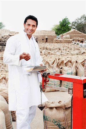 pesandose - Man weighing wheat sack on a scale, Anaj Mandi, Sohna, Gurgaon, Haryana, India Foto de stock - Sin royalties Premium, Código: 630-07071193