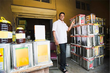 Man standing in a store, Sohna, Gurgaon, Haryana, India Foto de stock - Royalty Free Premium, Número: 630-07071214