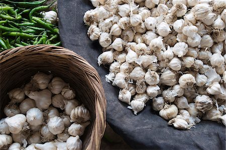 High angle view of garlic bulbs at a market stall, Sohna, Gurgaon, Haryana, India Stock Photo - Premium Royalty-Free, Code: 630-07071212