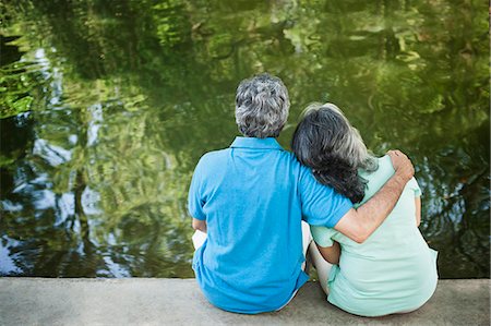 seeufer - Mature couple sitting in a park at the lakeside, Lodi Gardens, New Delhi, India Foto de stock - Sin royalties Premium, Código: 630-07071253