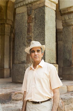 simsearch:630-07071280,k - Portrait of a man standing at a monument, Lodi Gardens, New Delhi, India Photographie de stock - Premium Libres de Droits, Code: 630-07071274