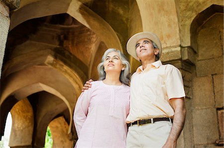 Mature couple standing at a monument, Lodi Gardens, New Delhi, India Foto de stock - Sin royalties Premium, Código: 630-07071275