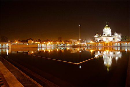 simsearch:630-07071320,k - Gurdwara lit up at night, Gurudwara Bangla Sahib, Delhi, India Foto de stock - Sin royalties Premium, Código: 630-07071319