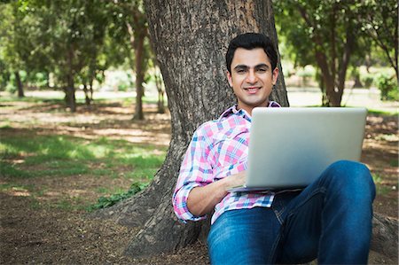 simsearch:630-07071363,k - Man using a laptop in a park, Lodi Gardens, New Delhi, Delhi, India Photographie de stock - Premium Libres de Droits, Code: 630-07071364