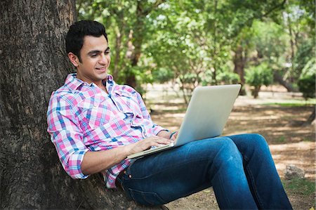Man using a laptop in a park, Lodi Gardens, New Delhi, Delhi, India Photographie de stock - Premium Libres de Droits, Code: 630-07071363