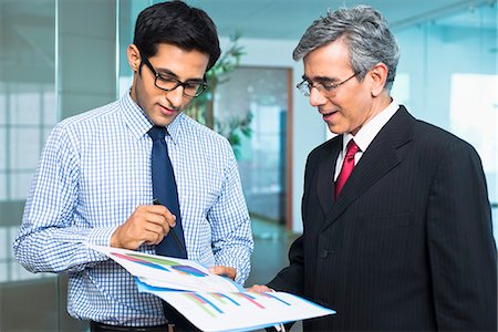 ejecutivo (hombre y mujer) - Businessmen discussing a report Foto de stock - Sin royalties Premium, Código: 630-07071455