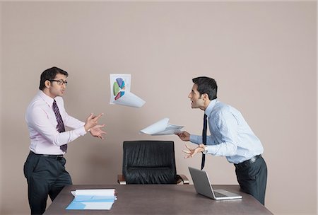 simsearch:630-07071629,k - Two businessmen arguing to each other Foto de stock - Royalty Free Premium, Número: 630-07071547