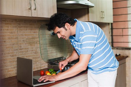 simsearch:6113-08550102,k - Man cooking in the kitchen Stock Photo - Premium Royalty-Free, Code: 630-07071683