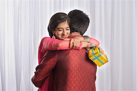 Teenage girl hugging her brother at Raksha Bandhan Foto de stock - Sin royalties Premium, Código: 630-07071718